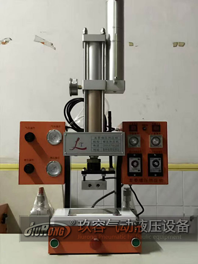 采用氣液增壓缸作為執行元件的氣液增壓熱壓機產品圖